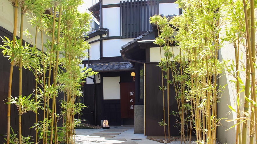 ・【外観】京都の歴史ある町屋をリノベーション。田の屋へようこそ