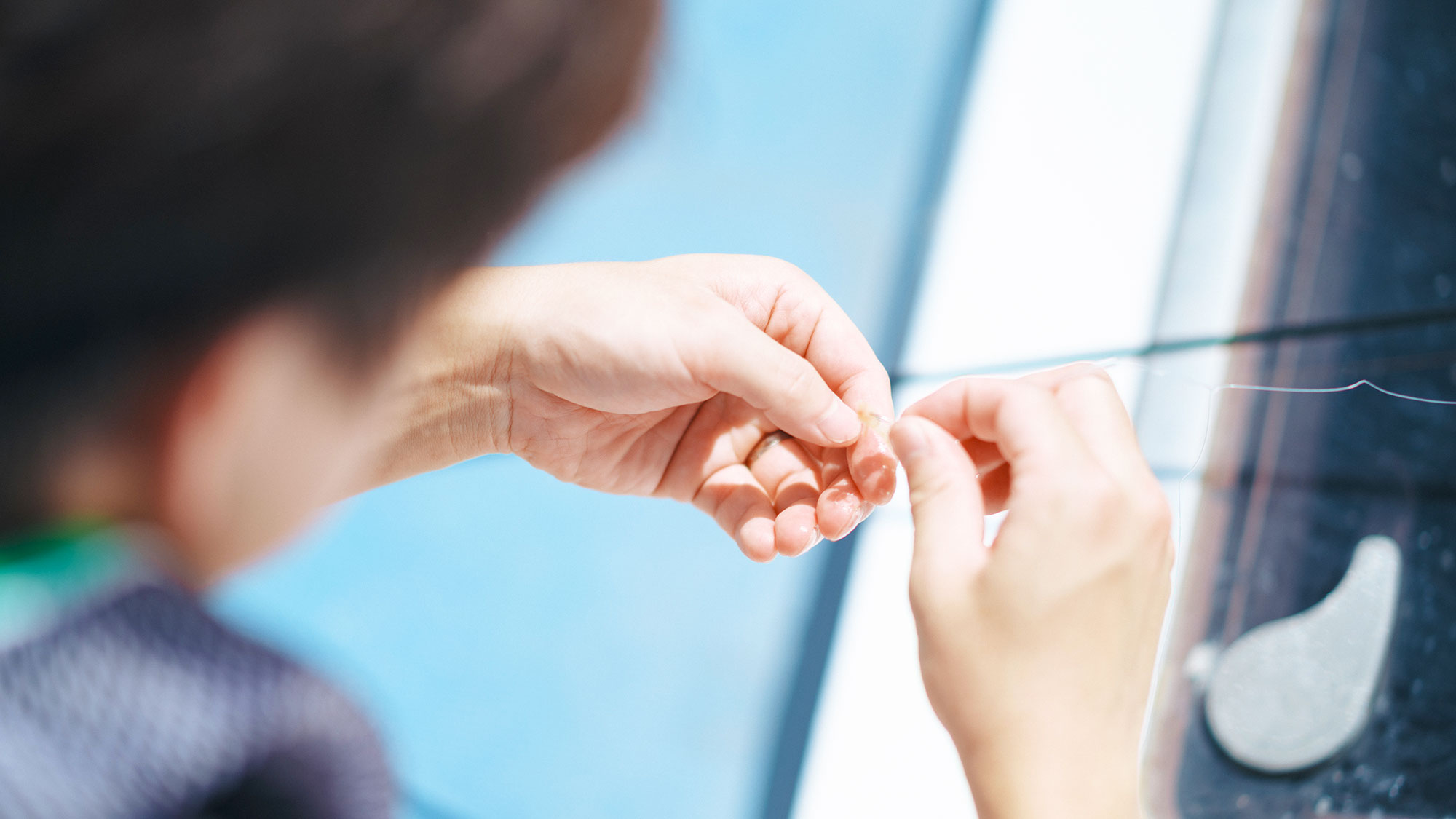 【船上釣り体験】釣り餌の付け方も丁寧にレクチャーするのでご安心ください。