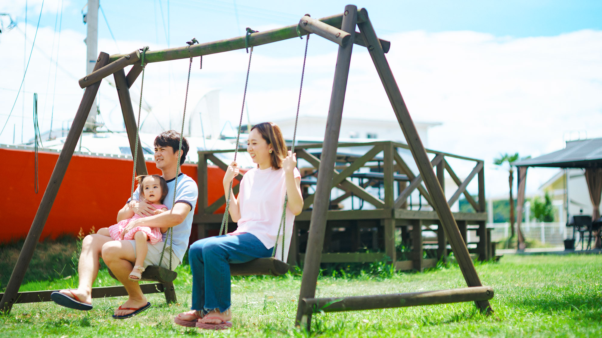 【敷地内】お子様と一緒に思いっきり遊べる遊具やアスレチックをご用意しております。