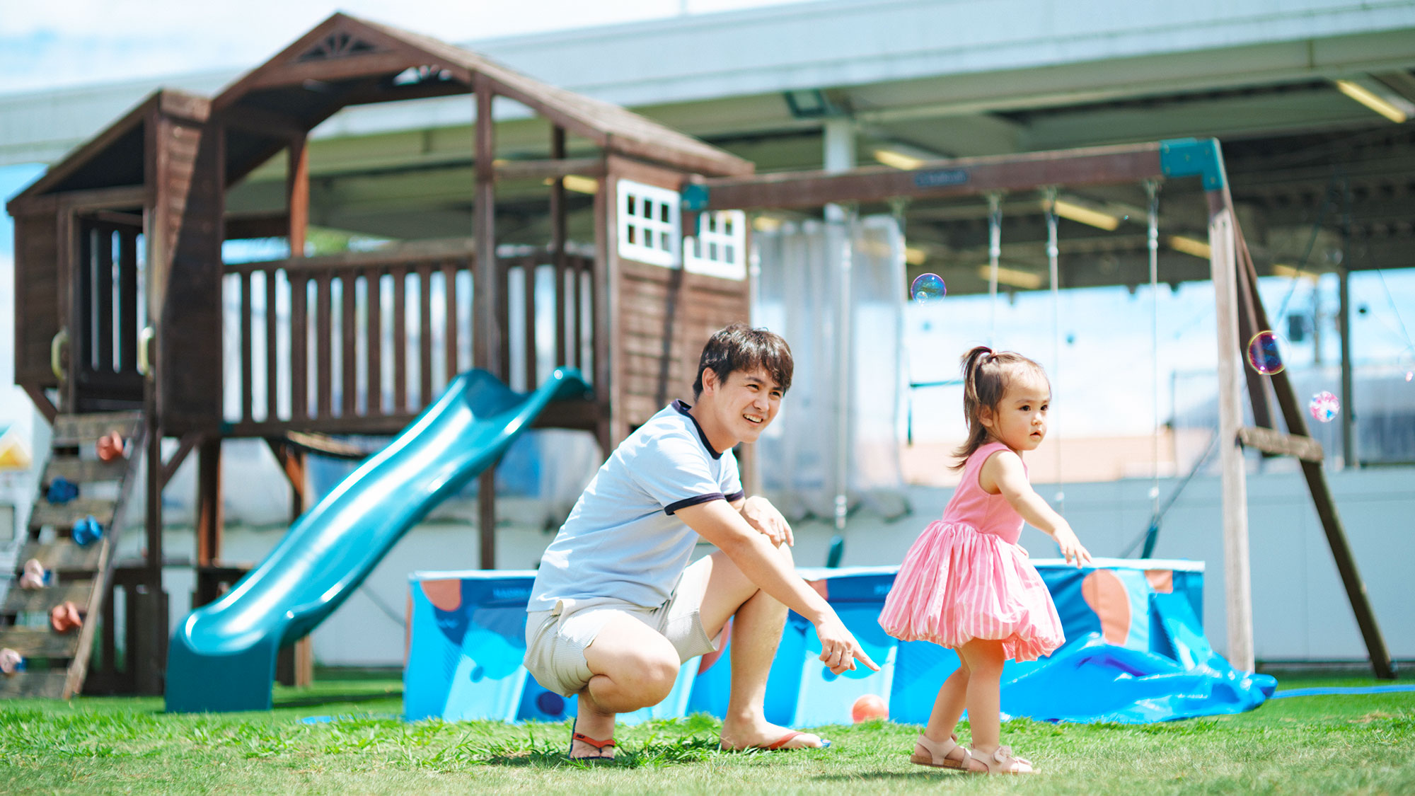 【敷地内】お子様と一緒に思いっきり遊べる遊具やアスレチックをご用意しております。