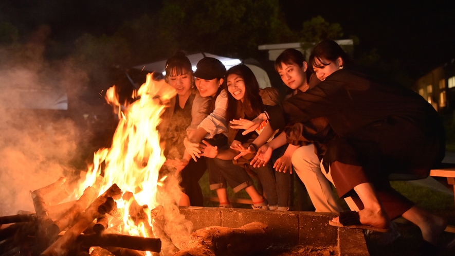 【キャンプファイヤー】お友達と火を囲んで思い出になる時間をお楽しみください。