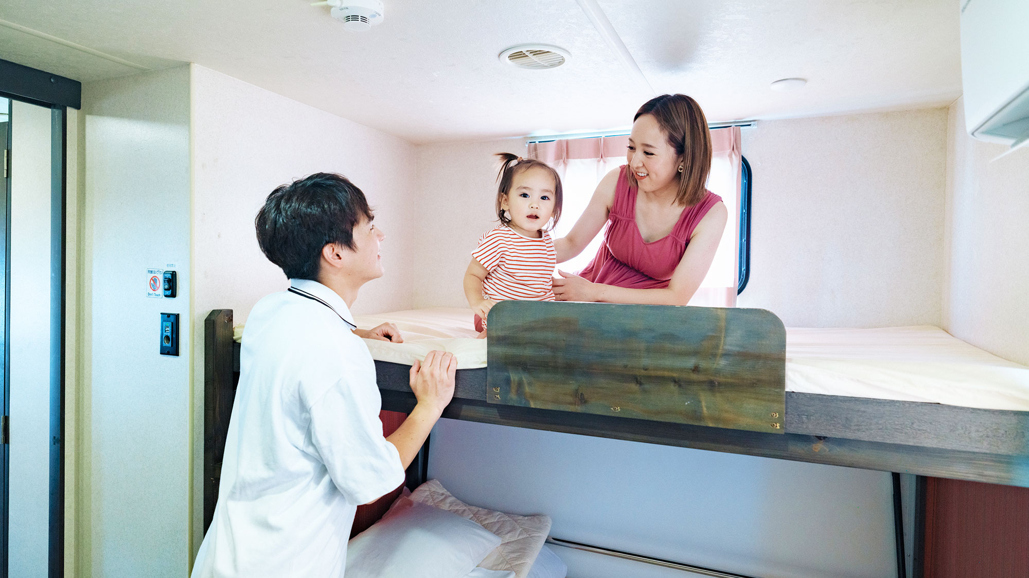 【室内】二段ベッドはまるで秘密基地気分！お子様と添い寝できる広さです。
