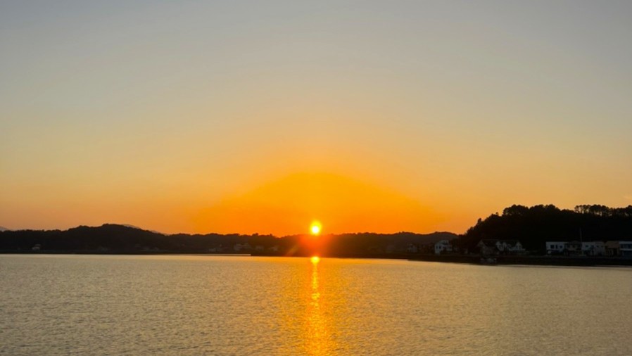 【ある日の夕やけ】ほんの一瞬しか見ることのできない、幻想的な景色をお楽しみください。