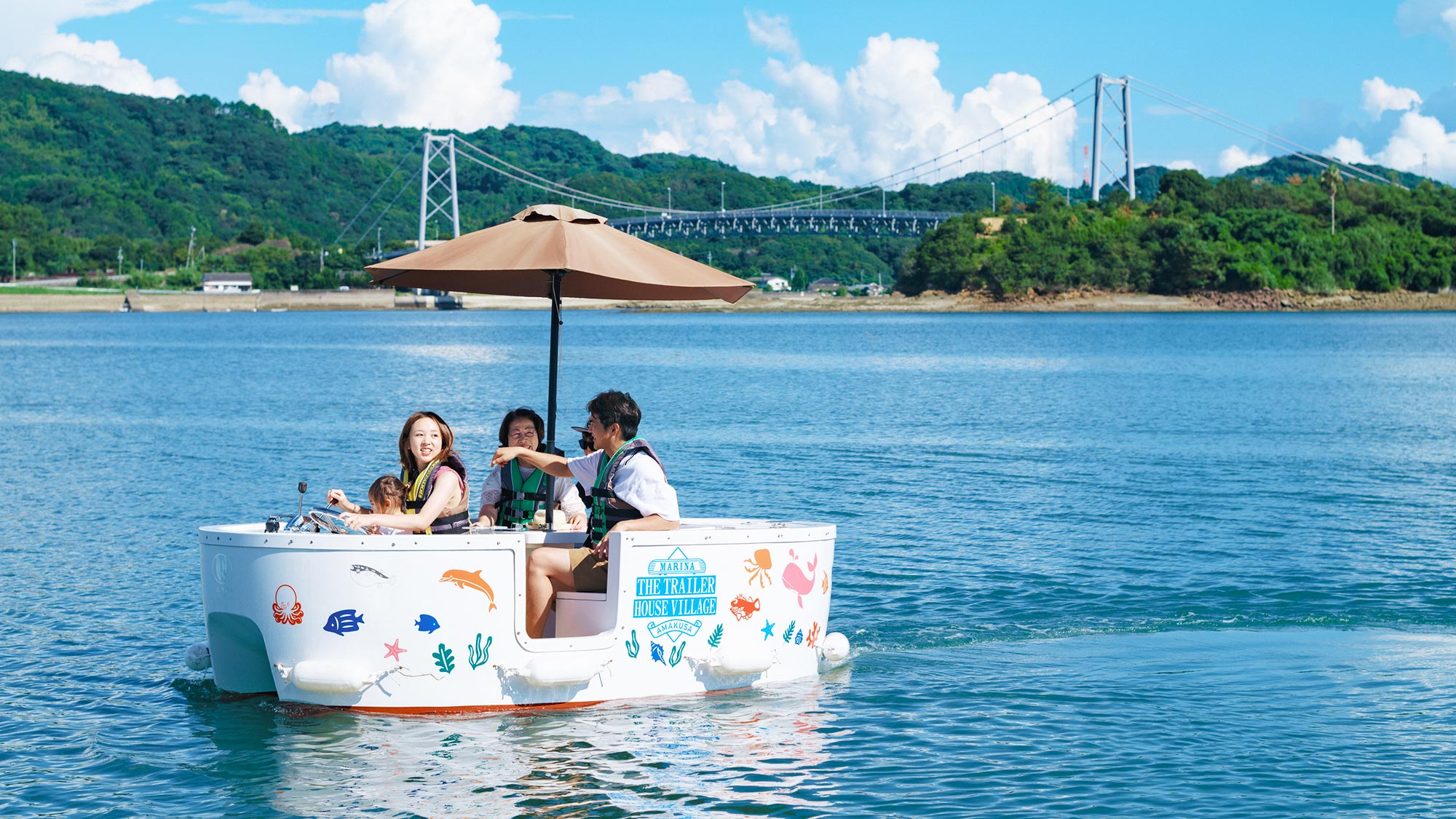 【二馬力ボート】お子様も女性の方も安心して操船できます◎40分間の船旅をお楽しみください。