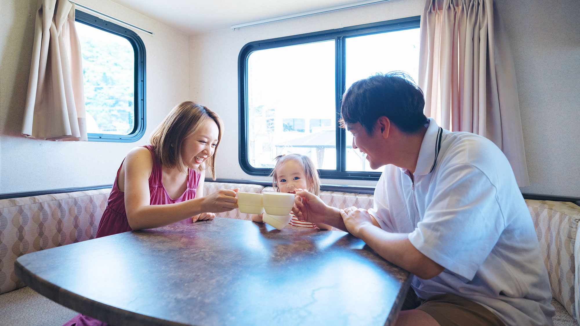 【室内】リビングスペースも広々！室内でもお食事をお楽しみいただけます。