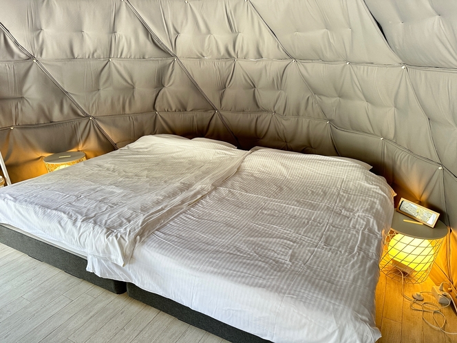 オーバルドームテント　ベッド