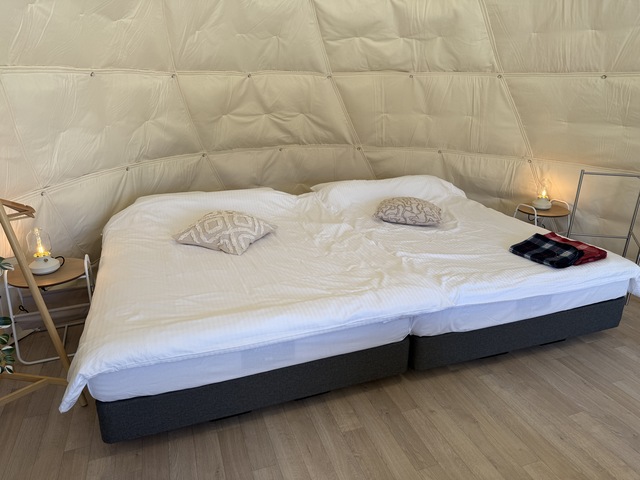 シモンズ社製　ダブルベッド２台