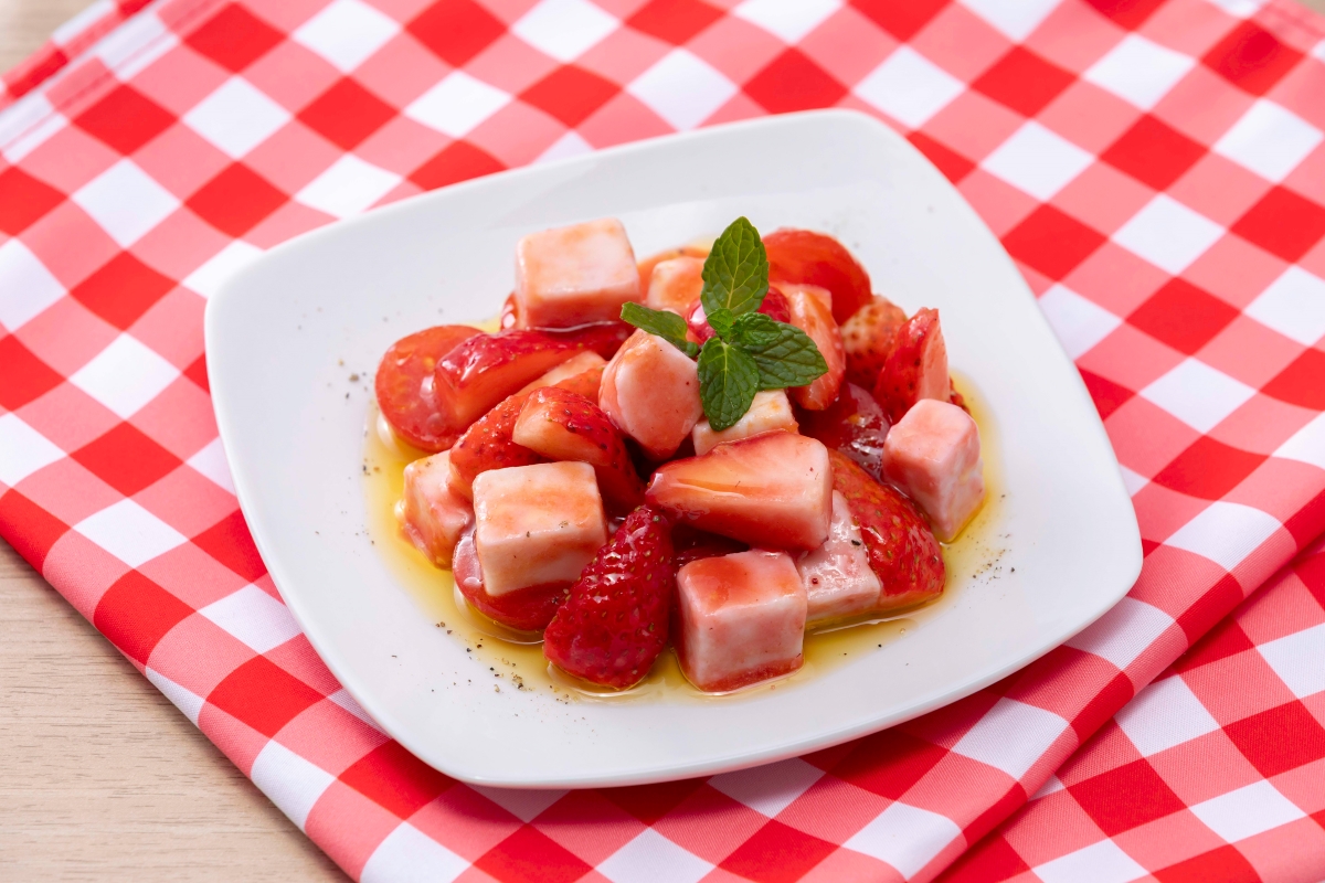 【朝食　春メニュー】苺とトマト・豆乳チーズのカプレーゼ