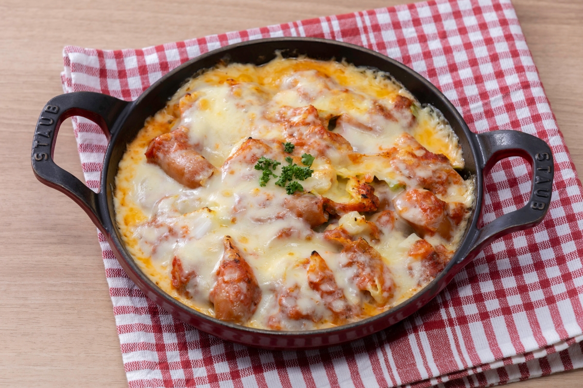 【朝食　春メニュー】春キャベツとソーセージのマリナーラソース焼き