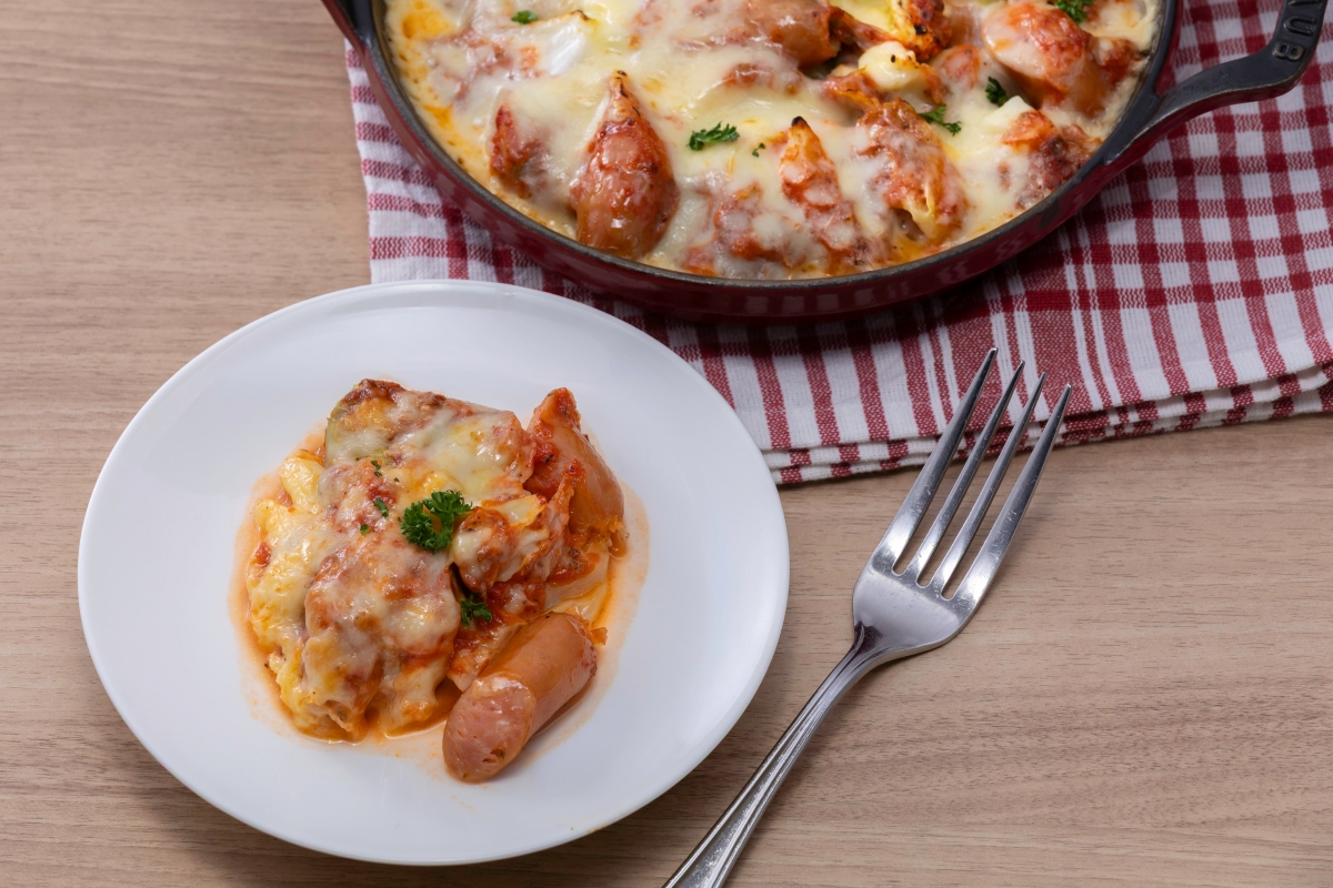 【朝食　春メニュー】春キャベツとソーセージのマリナーラソース焼き