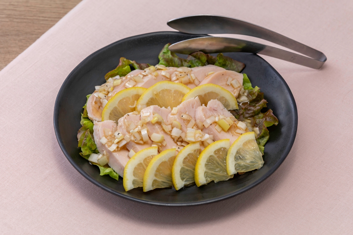 【朝食　春メニュー】鶏胸肉の真空調理　葱レモンソース
