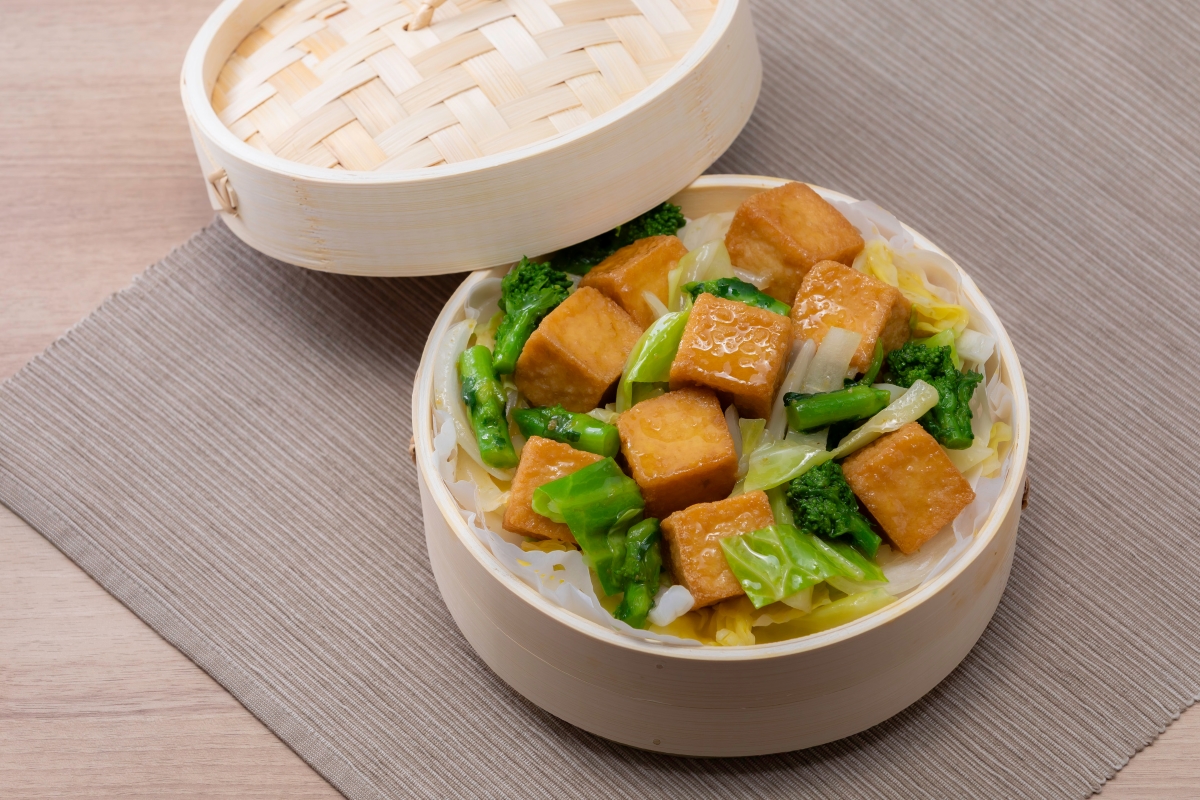 【朝食　春メニュー】厚揚げと春野菜の酒蒸し