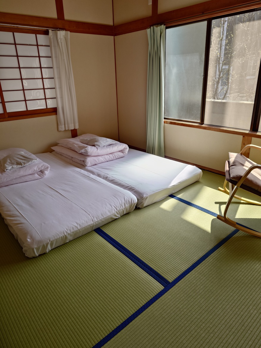 1〜3名様和室(男性のみは受入不可)・3名様の場合電話予約