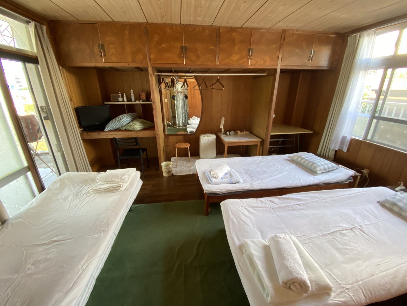 Room2 トリプルベッド　バルコニーからオーシャンビュー　張水御嶽、宮古神社、寺に囲まれた古民家