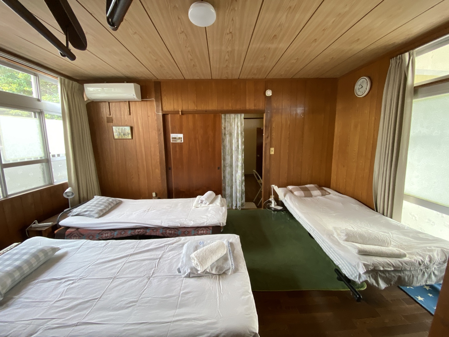 Room2 トリプルベッド　バルコニーからオーシャンビュー　張水御嶽、宮古神社、寺に囲まれた古民家