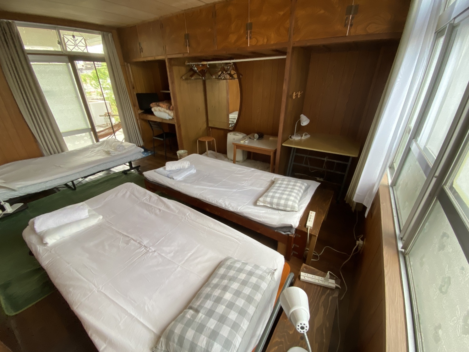 Room2 トリプルベッド　バルコニーからオーシャンビュー　張水御嶽、宮古神社、寺に囲まれた古民家