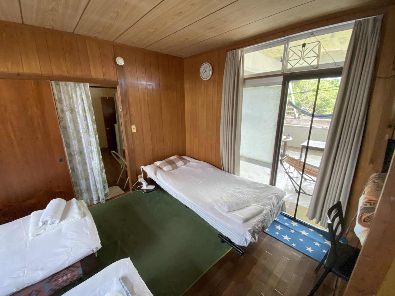 Room2 トリプルベッド　バルコニーからオーシャンビュー　張水御嶽、宮古神社、寺に囲まれた古民家