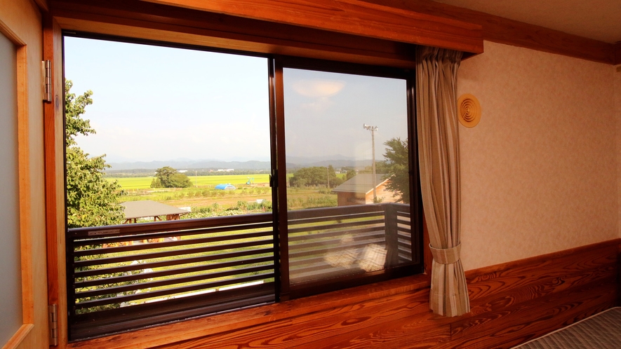 ■【コテージ・2階建て】  窓の外には田園風景が広がります。