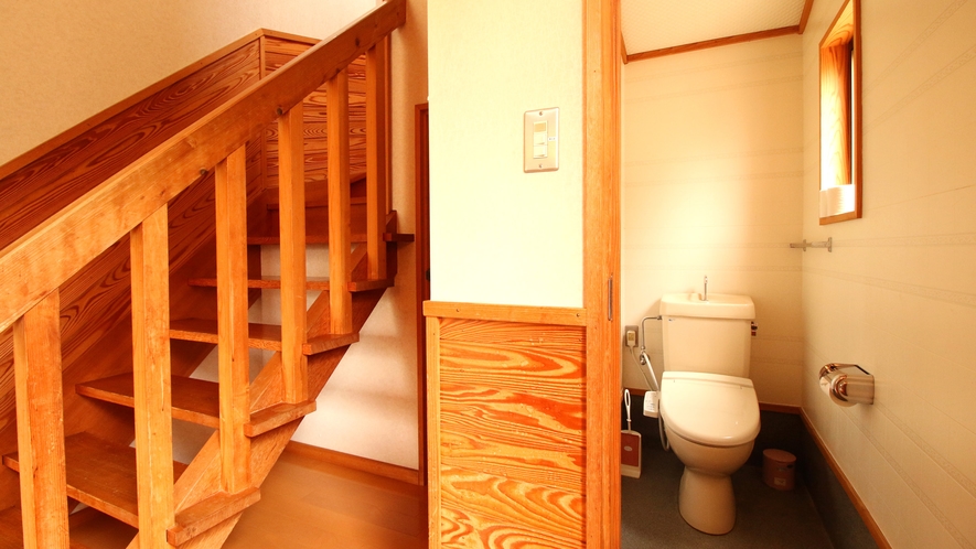 ■【コテージ・2階建て】  ウォシュレットトイレ完備！2階はベッドルームです。