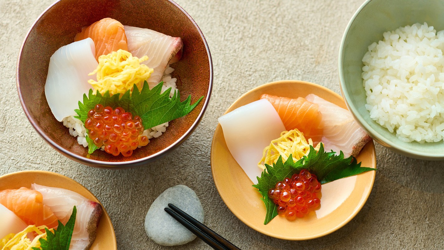 【朝食】海鮮丼／季節に合わせた4 種の海鮮をゆず香る甘辛ダレでお楽しみください　※イメージ