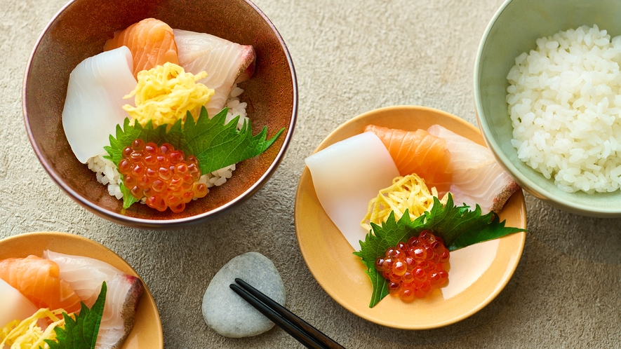 【朝食】海鮮丼／季節に合わせた4 種の海鮮をゆず香る甘辛ダレでお楽しみください　※イメージ