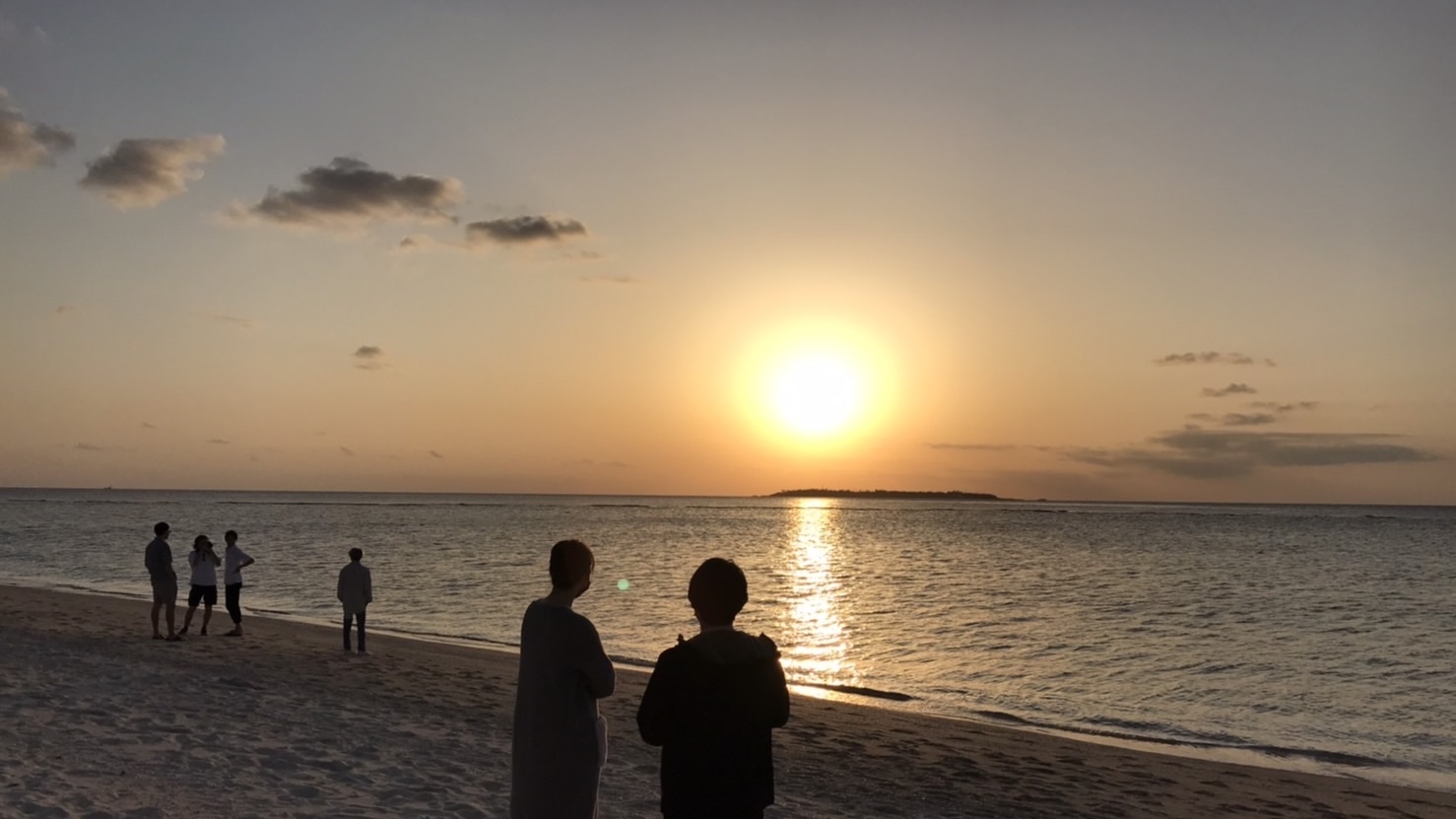 瀬底ビーチからの夕日