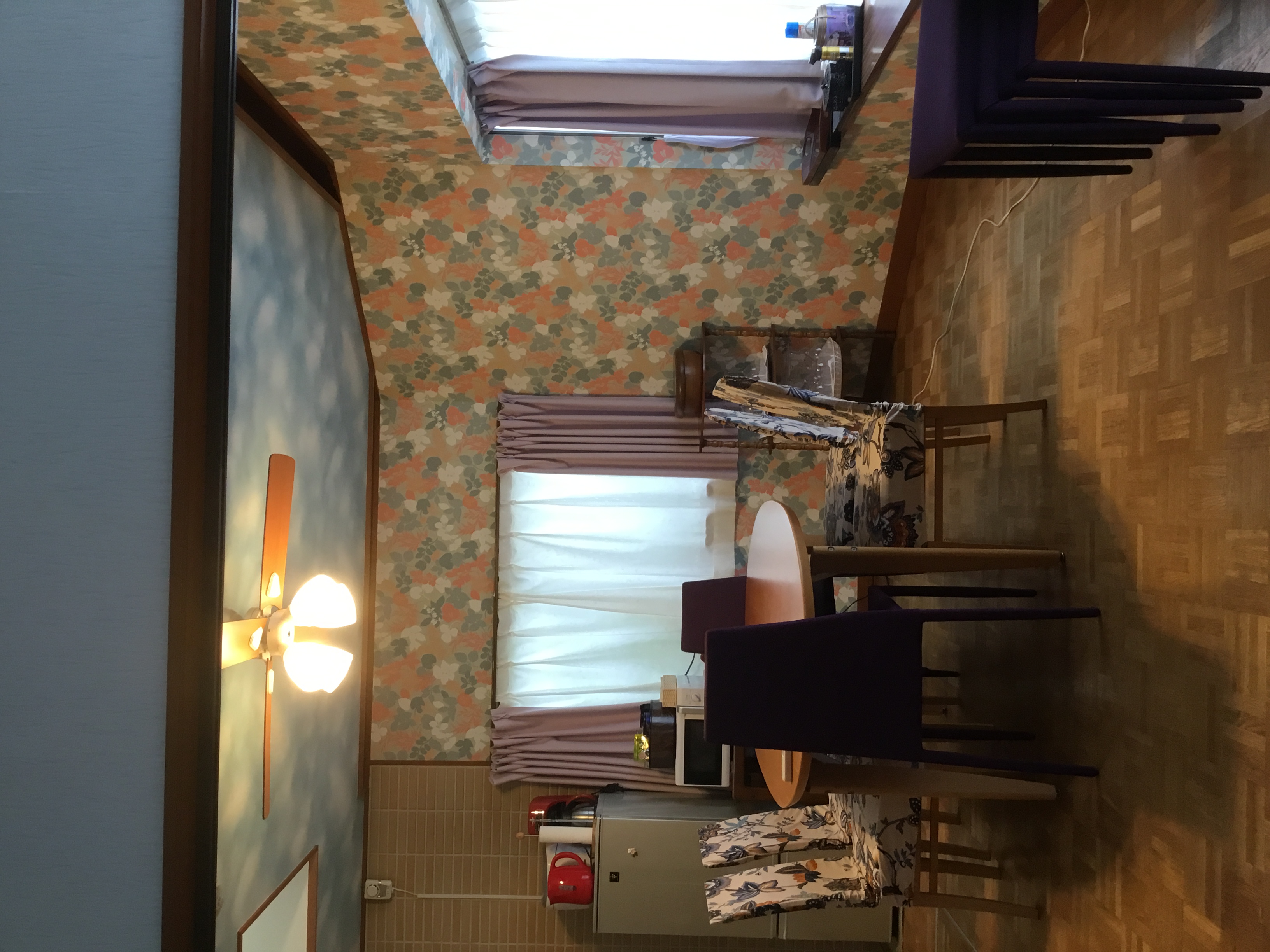 海の見える森の家のダイニングルーム