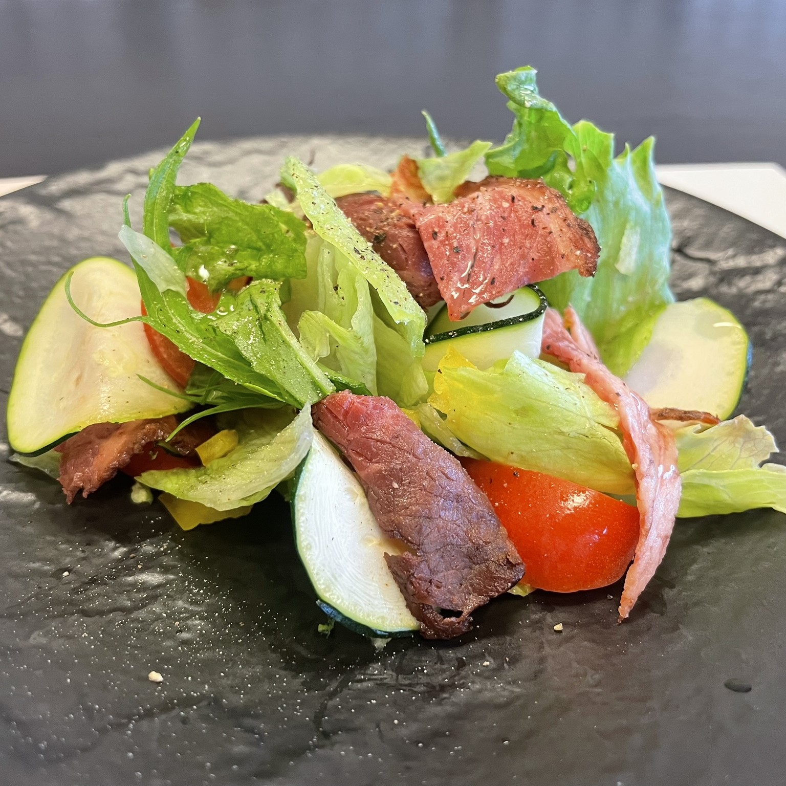 自家製ローストビーフのサラダ