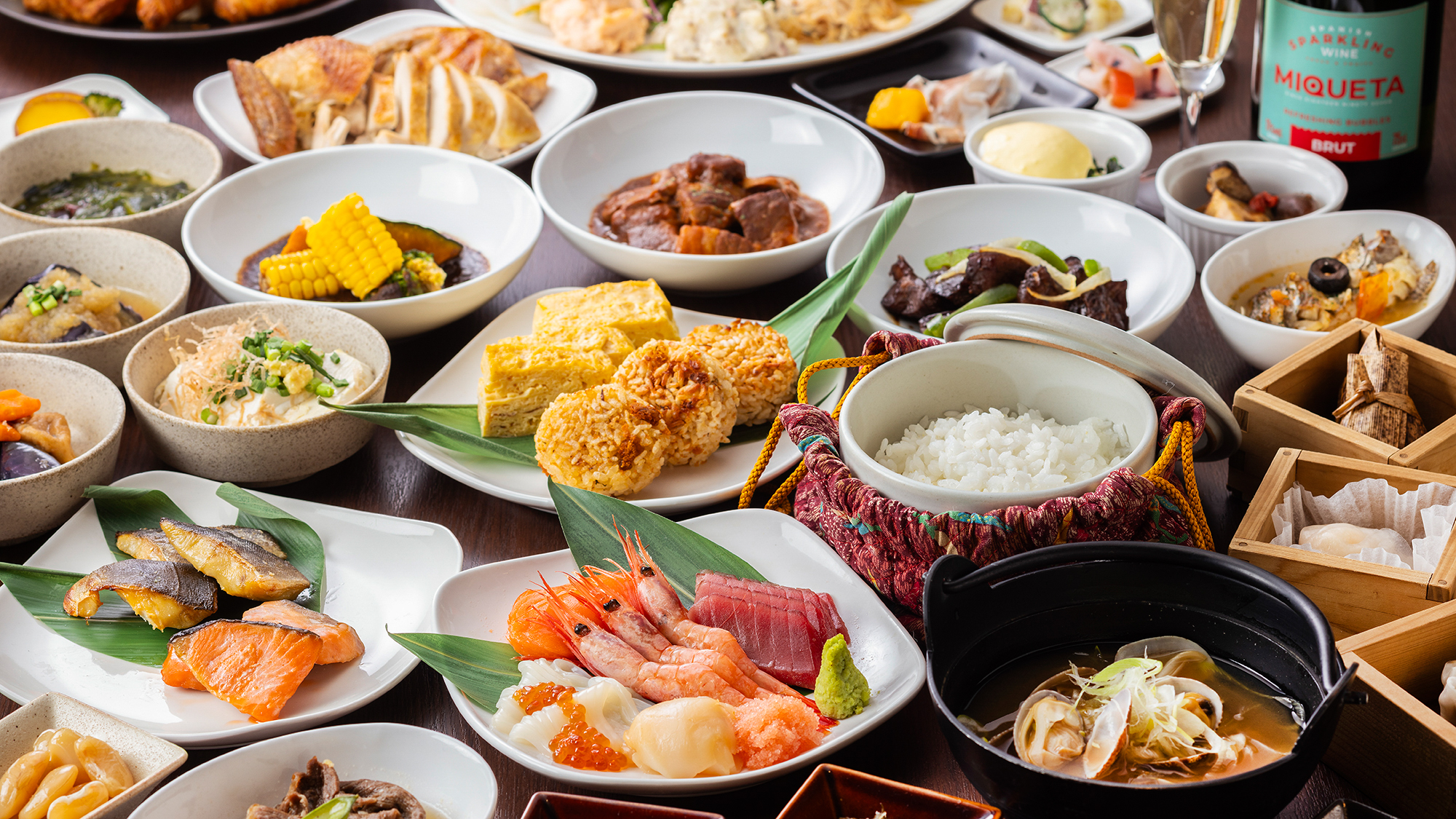 【朝食】和洋中を含めた150種類以上の料理をご用意しております。