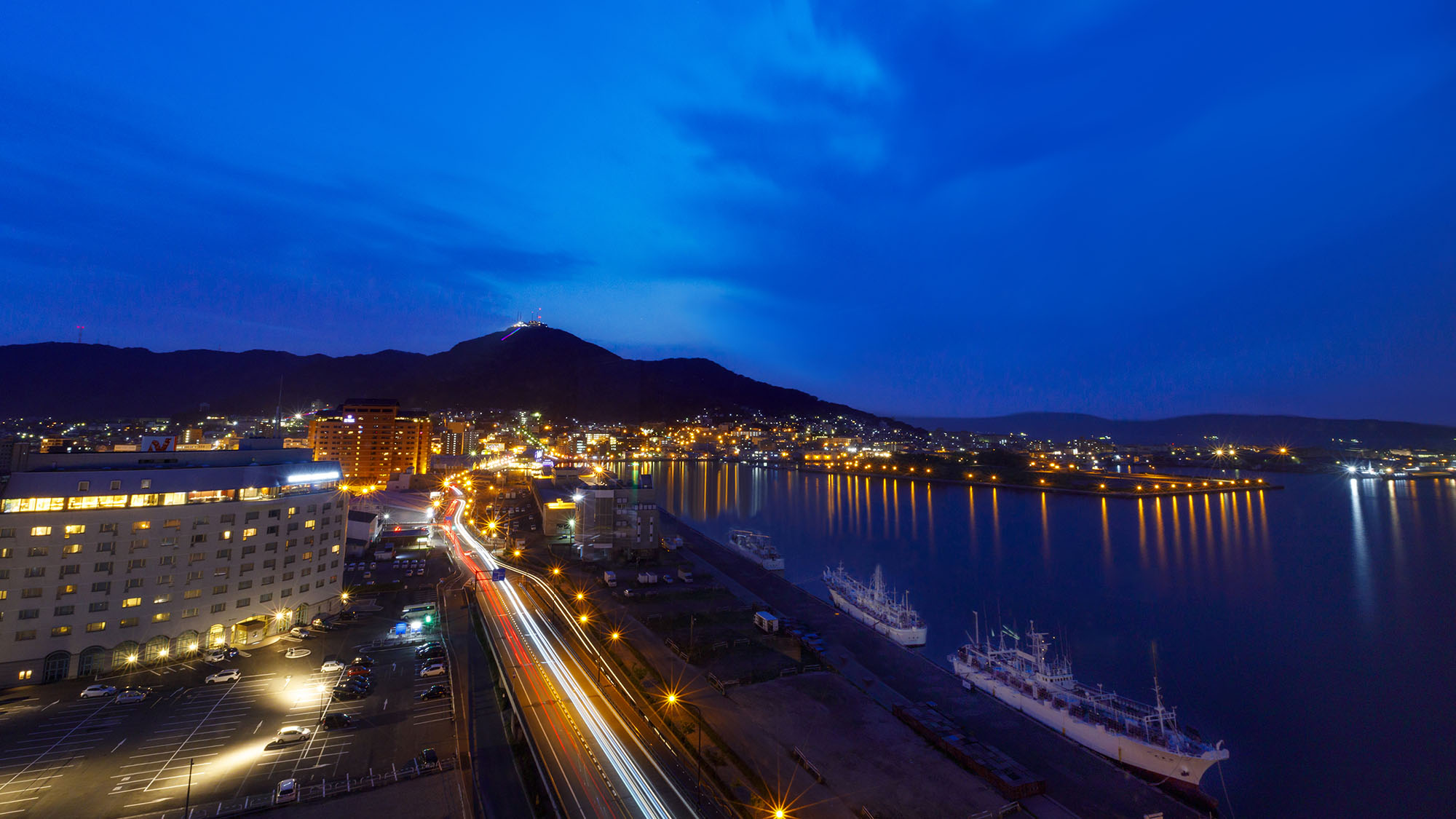 【景観】夜になるとライトアップされたベイエリアの夜景がご覧いただけます。