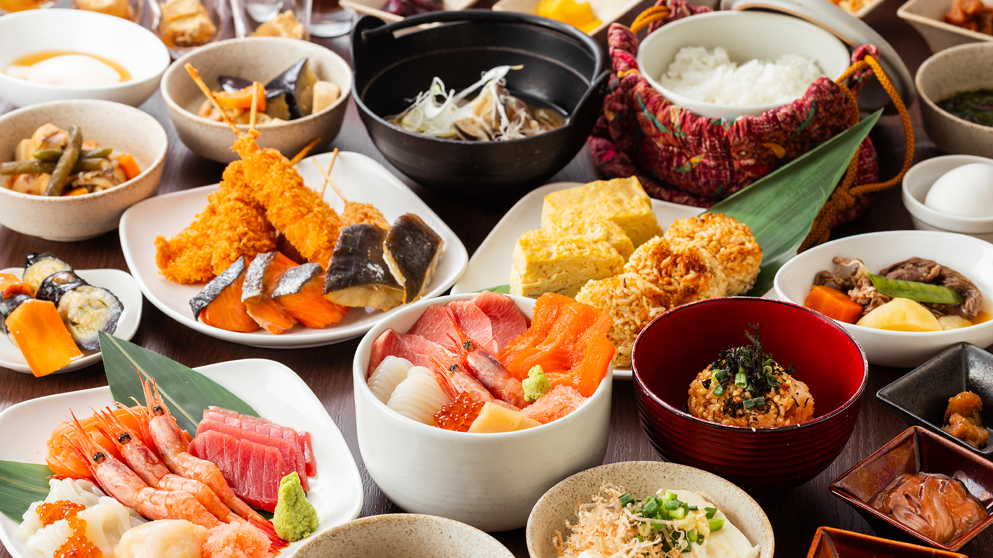 【朝食/ビュッフェ】お作りから煮物まで数多くの和食料理をご用意しております。