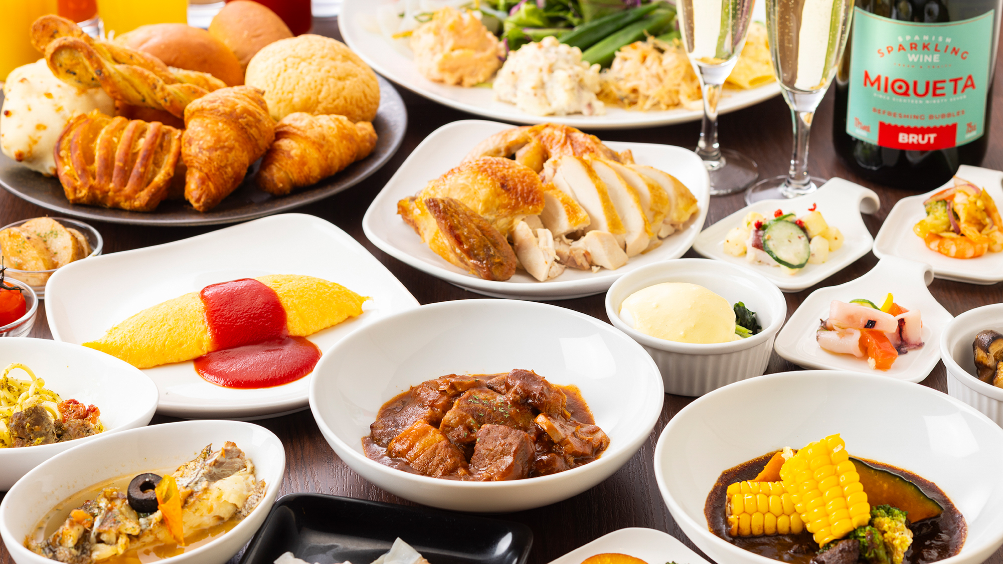 【朝食】グリルチキンやオムレツ、アクアパッツァなどもご用意しております。
