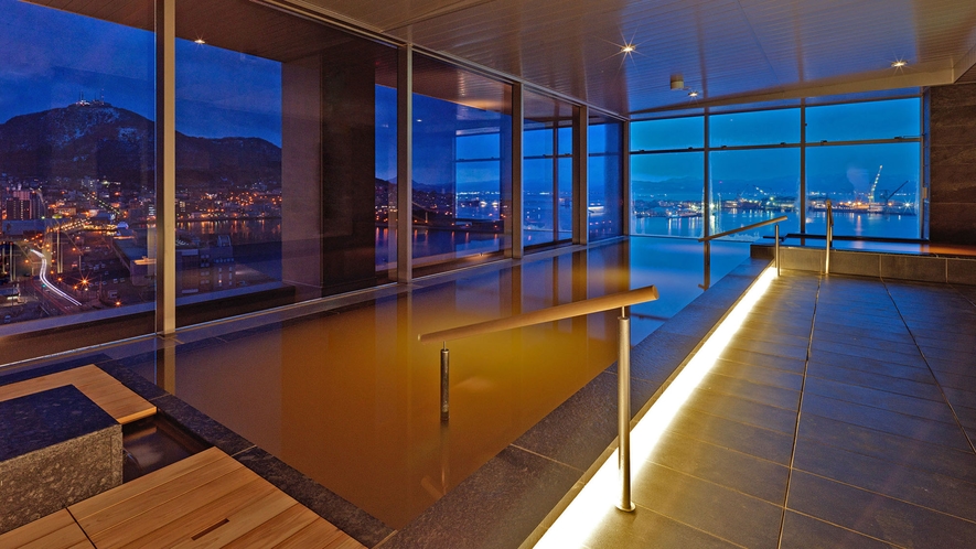 【大浴場】落ち着きのある照明で心身ともにリラックスできる内風呂。