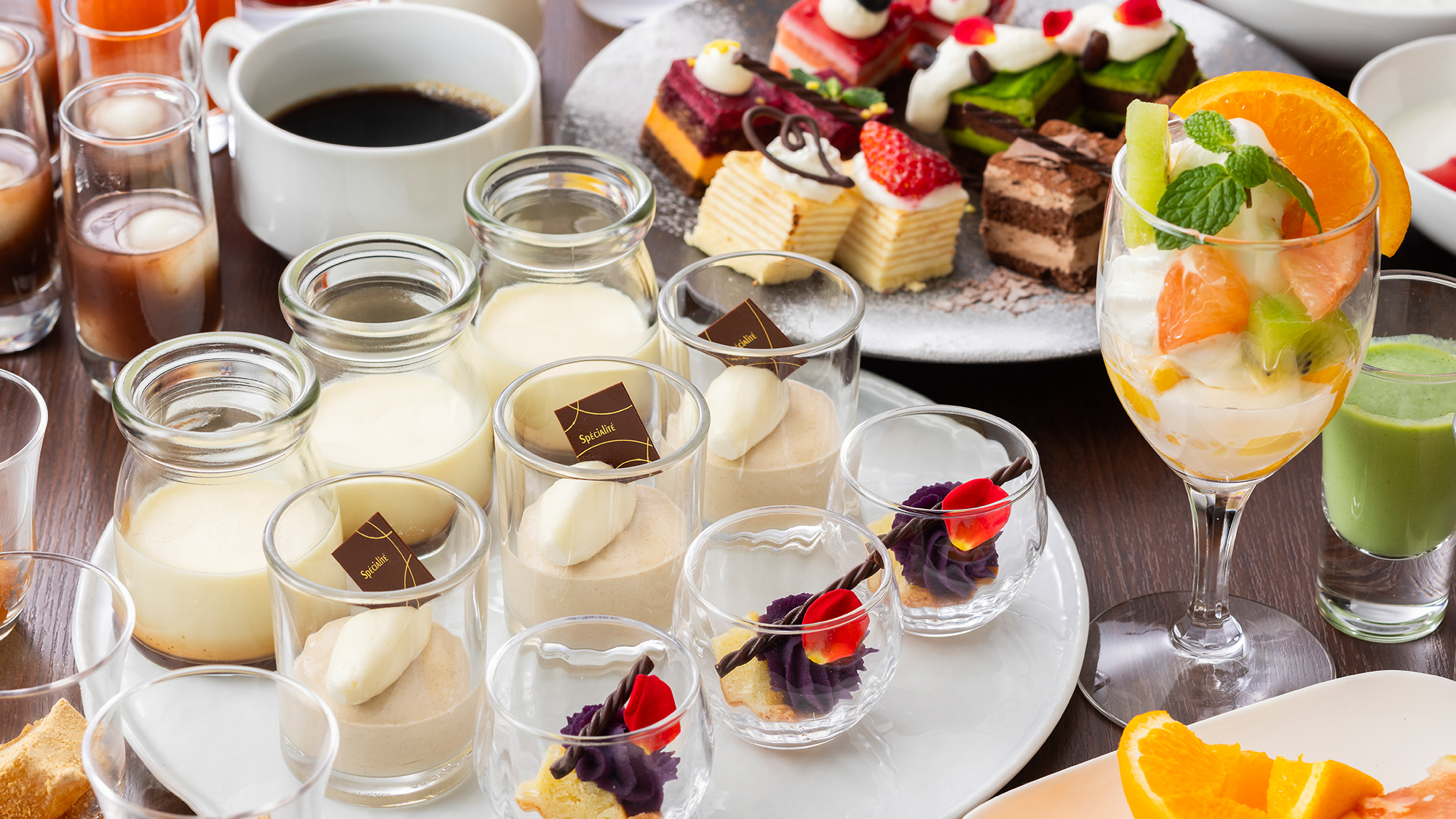 【朝食】数多くのデザートをお楽しみください。
