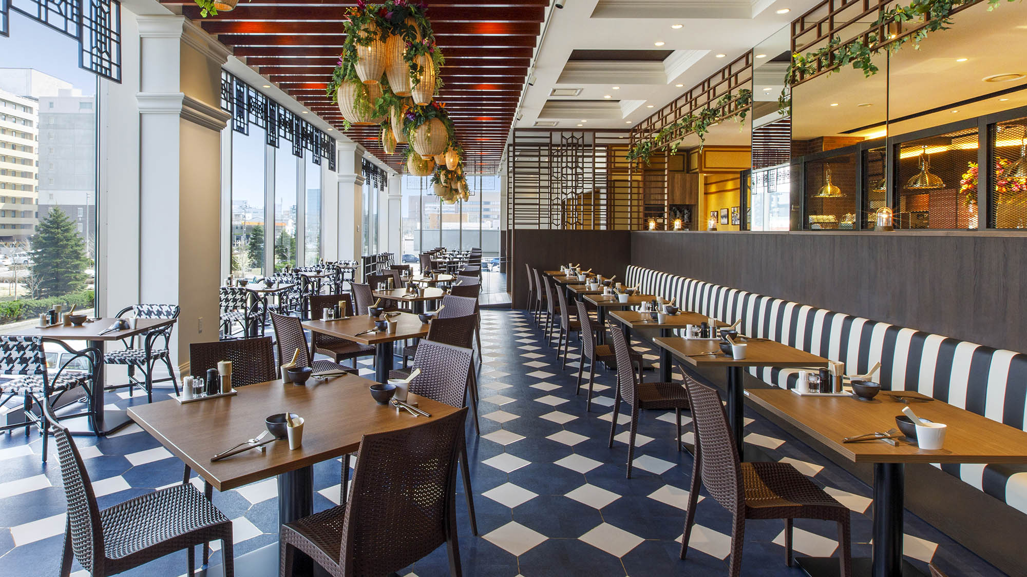 【朝食】ガラス張りで開放感のある朝食会場。朝陽が心地よいお食事タイムを演出してくれます♪