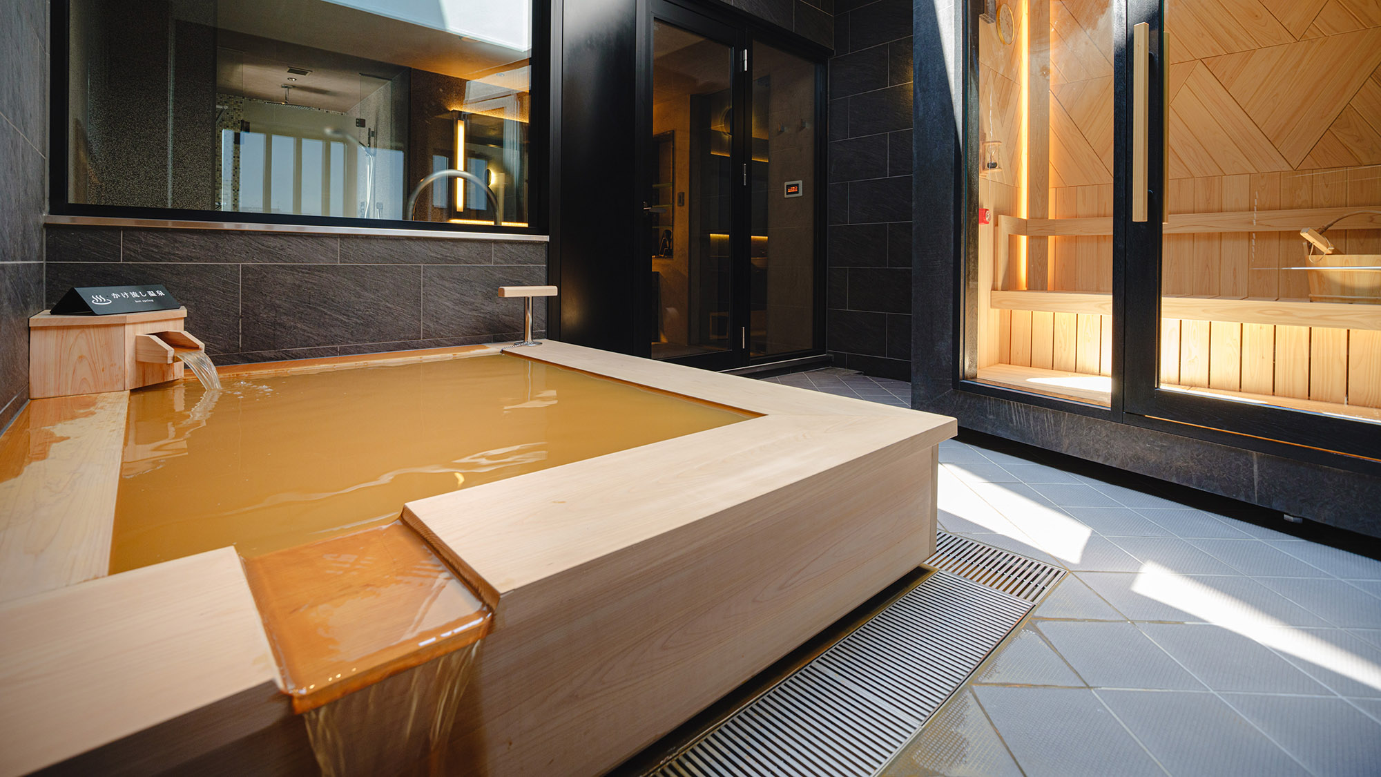 【新客室】マリーナサウナスイート/98㎡/1室のみの最上級の広さと専用サウナを備えた客室です。