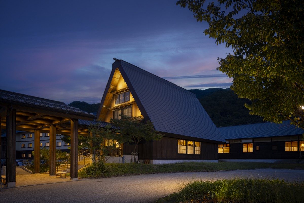 【外観】合掌造りを模した趣のあるエントランス棟