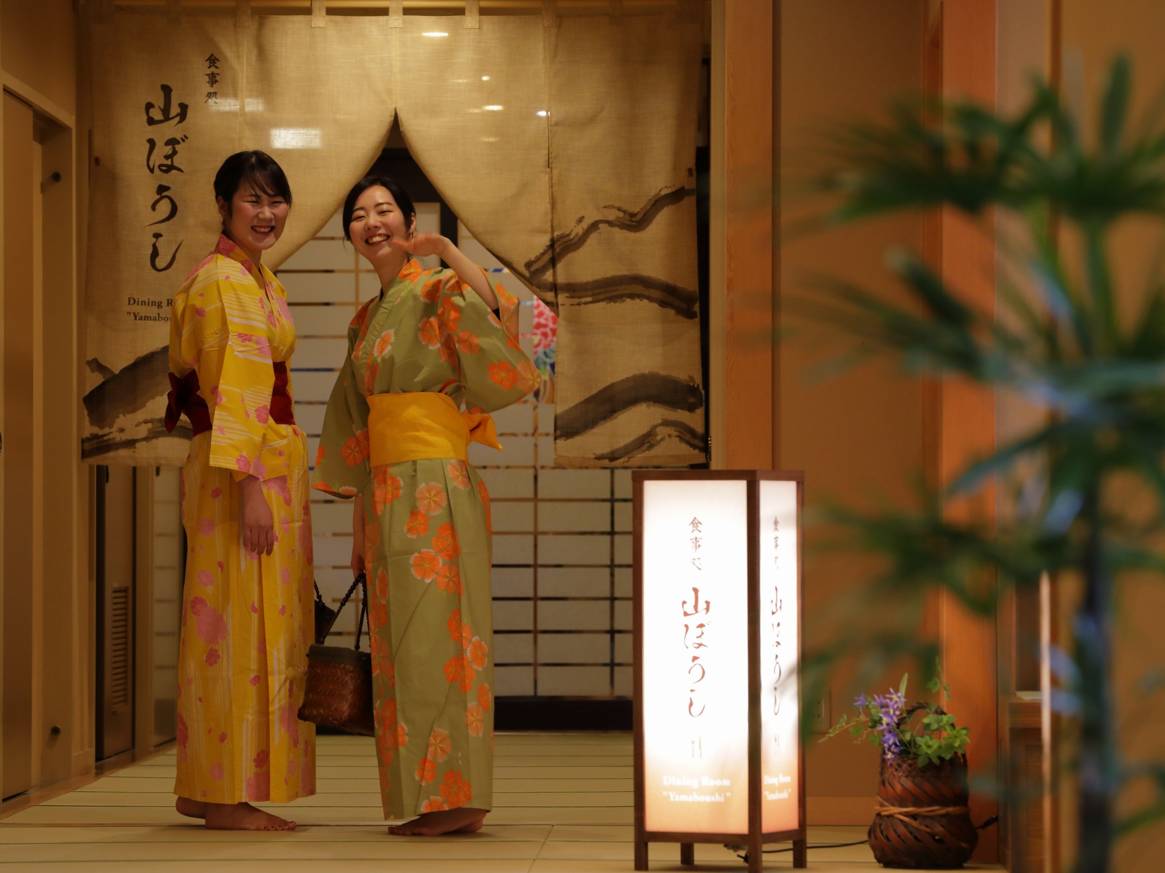 【食事処】色浴衣を着て、お食事もお召し上がりいただけます。