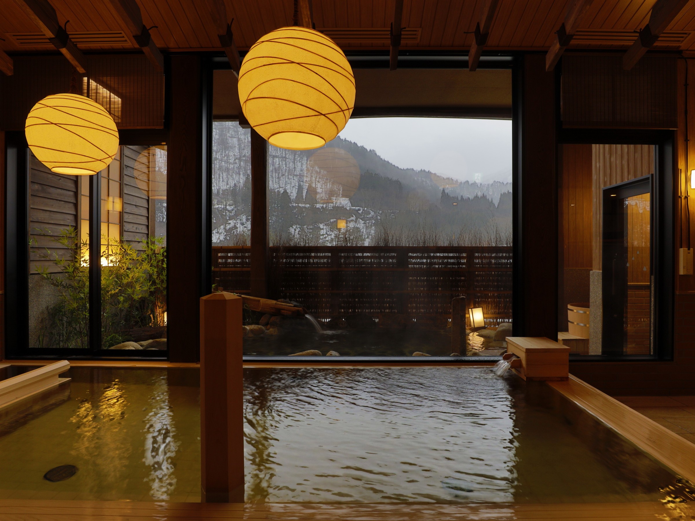 【大浴場：内湯】開放的で自然を堪能できる大浴場です