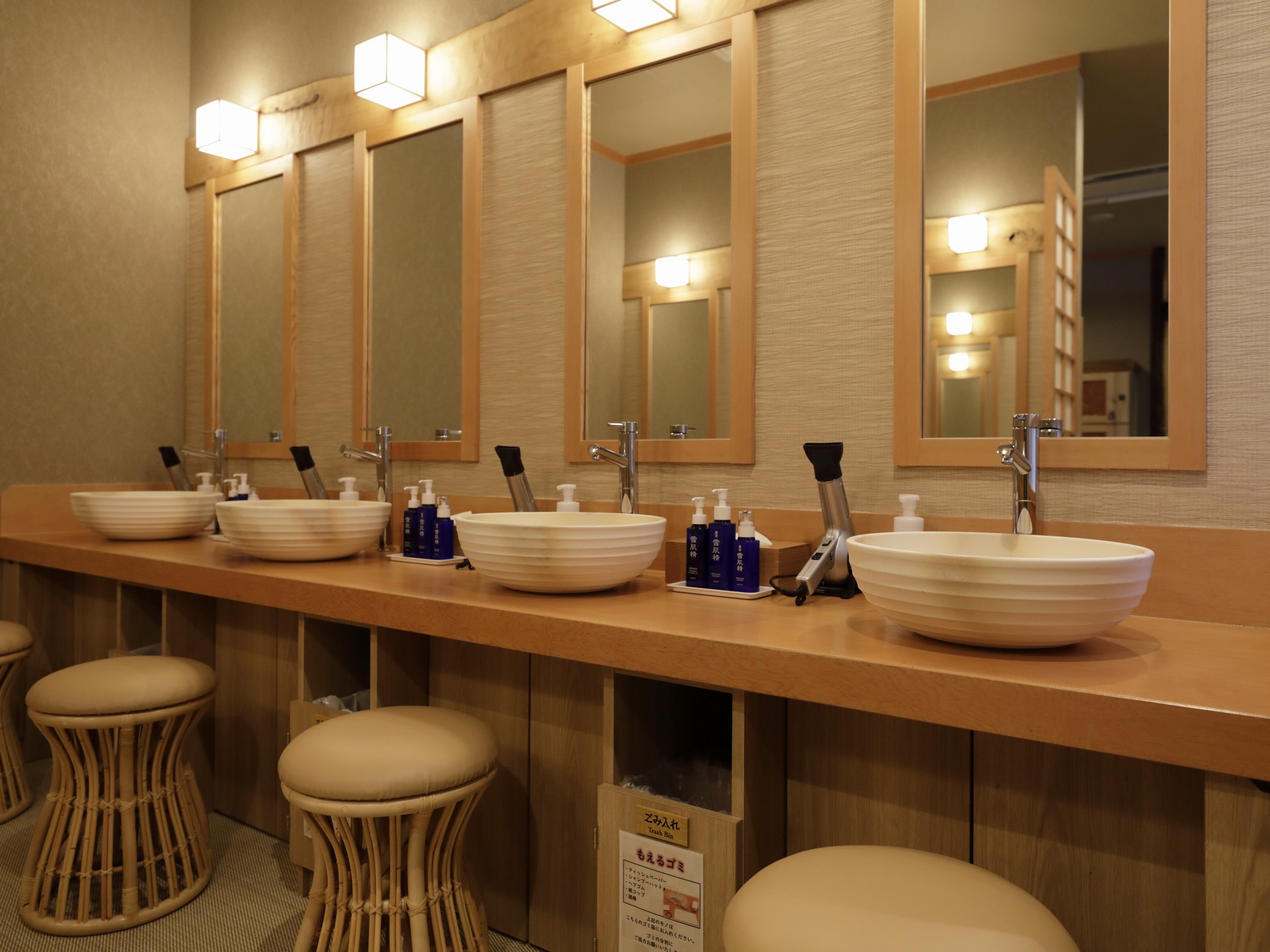 【大浴場】パウダールーム　ドライヤー、アメニティー、化粧水、乳液などご準備有ります。