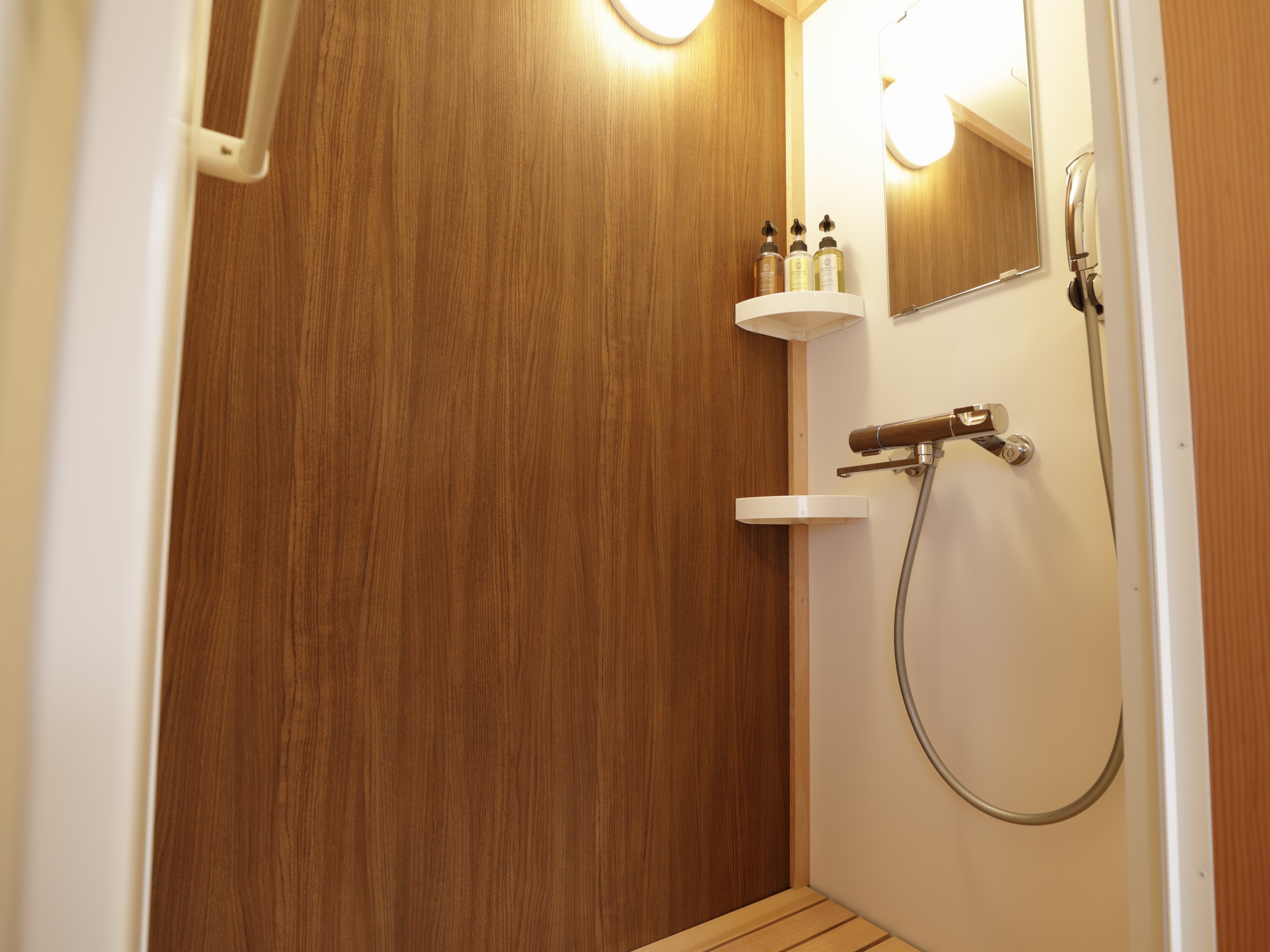 【客室：設備】全室シャワーブース 檜すのこで森林の中にいるようなリラックス効果