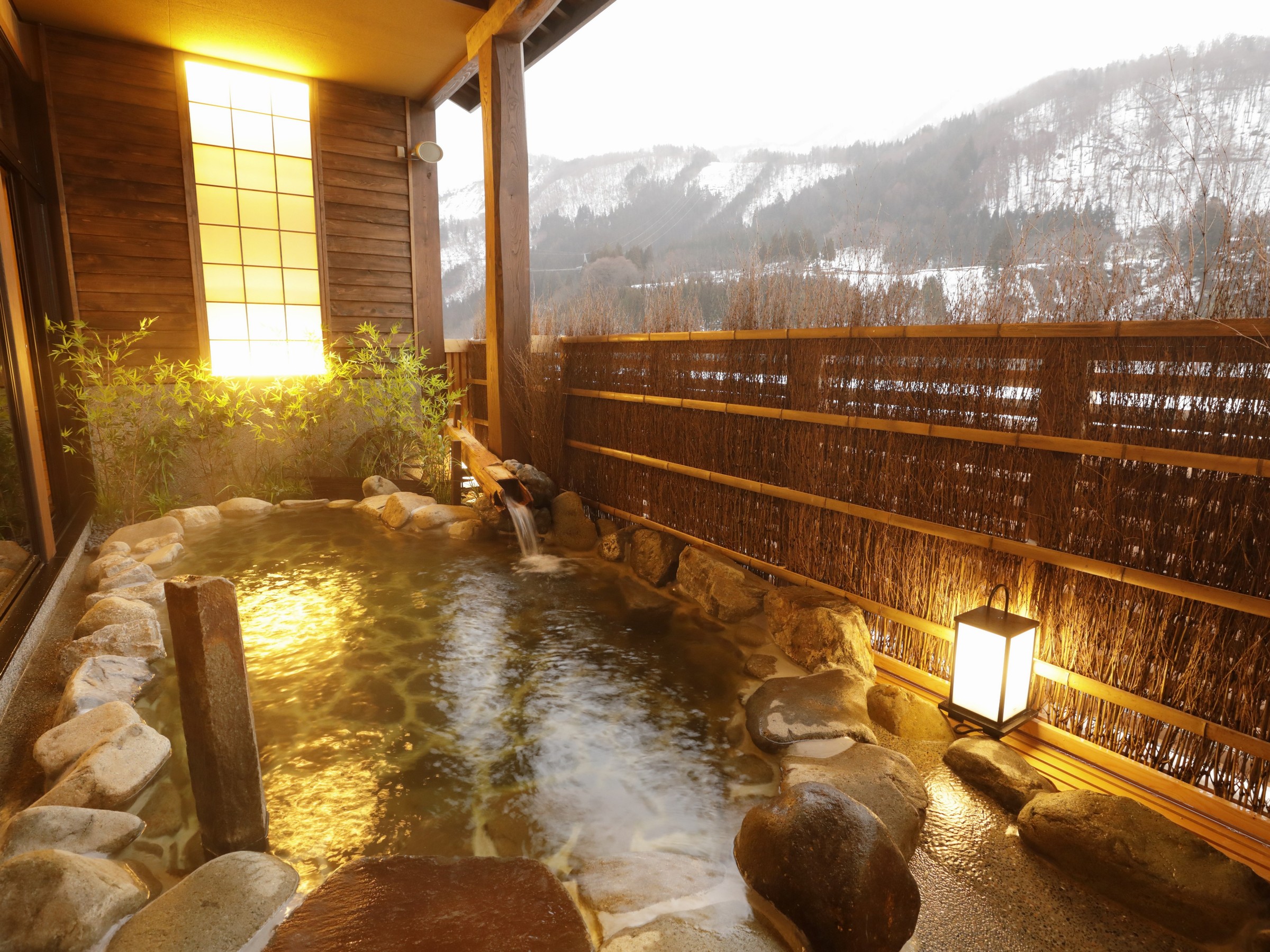 【大浴場:露天風呂】日が徐々に落ちると違った雰囲気が楽しめます。