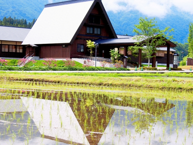 【外観】田んぼの水面に映る結の庄