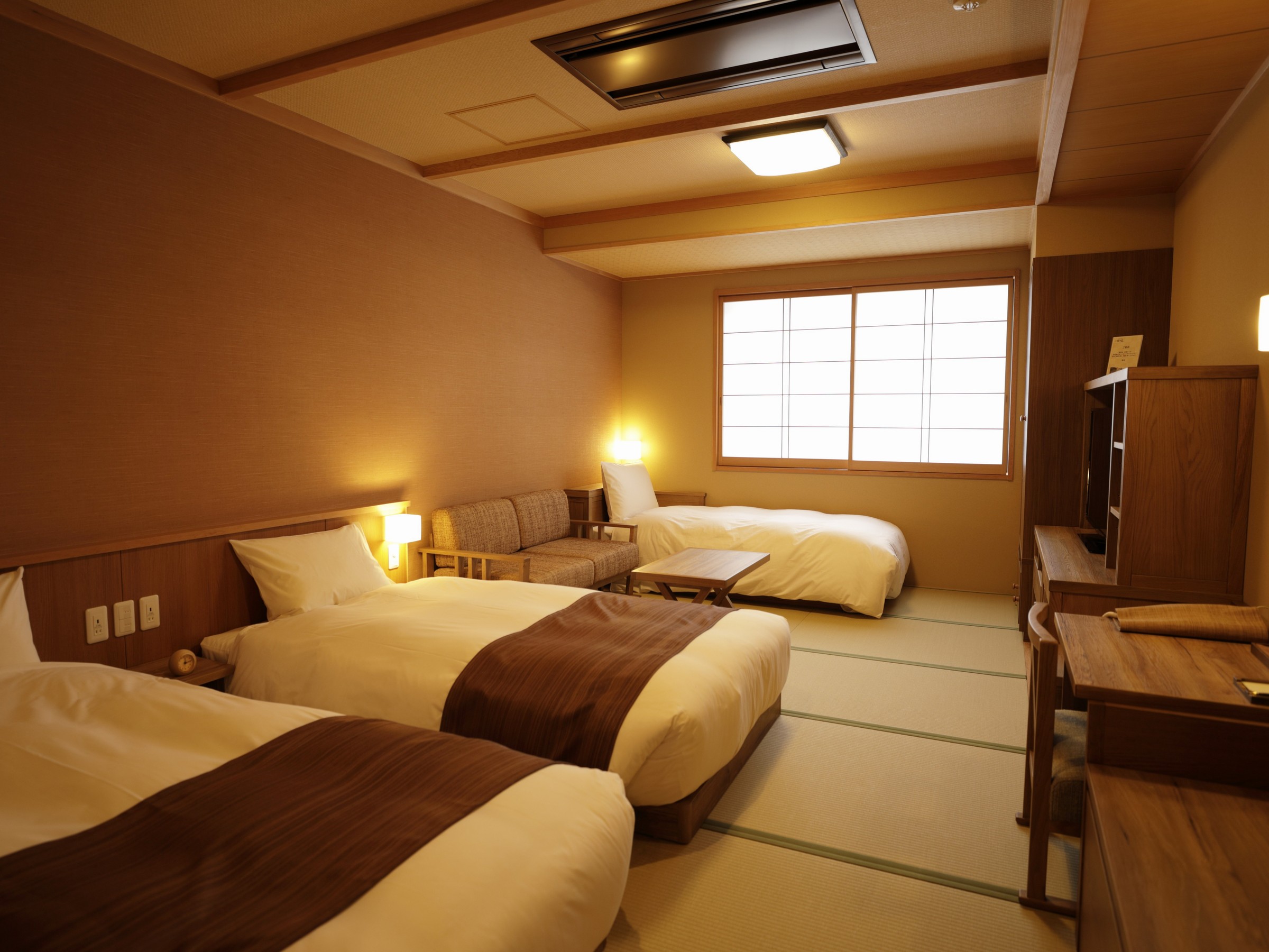 【客室：コンフォートツイン】ベット幅110㎝2台、ベット幅90cm1台。