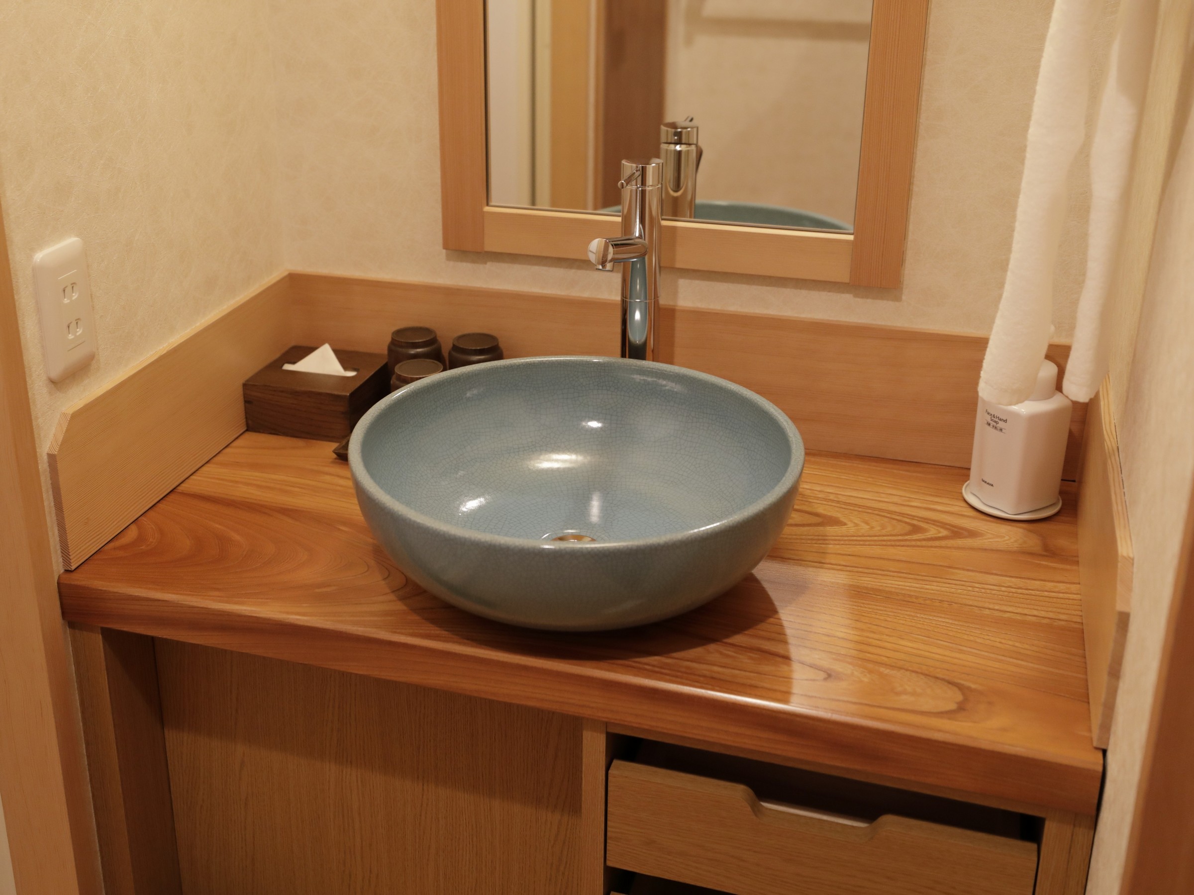 【客室：設備】洗面台　アメニティーは引き出しの中にご準備してございます。