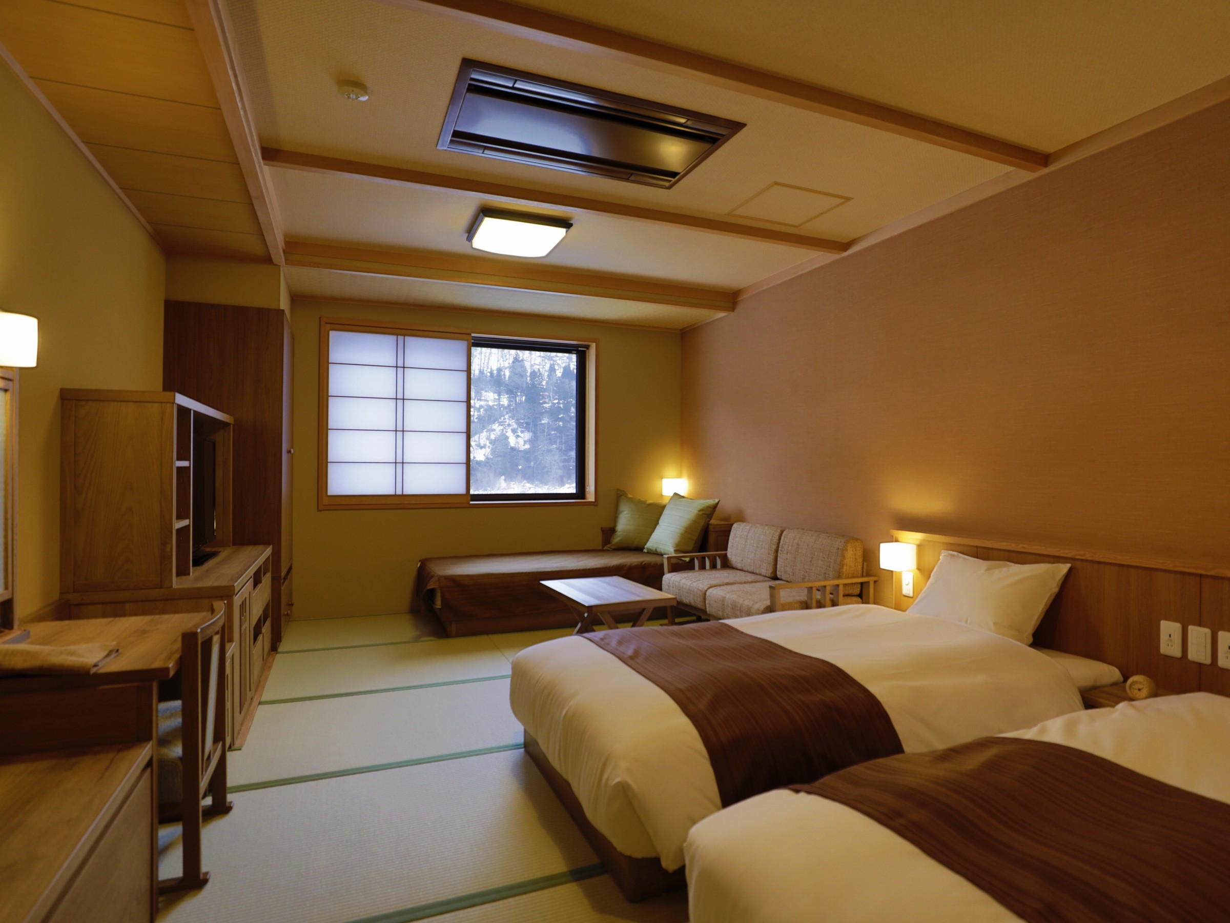 【客室：コンフォートツイン】ベット幅110㎝2台、ベット幅90cm1台。