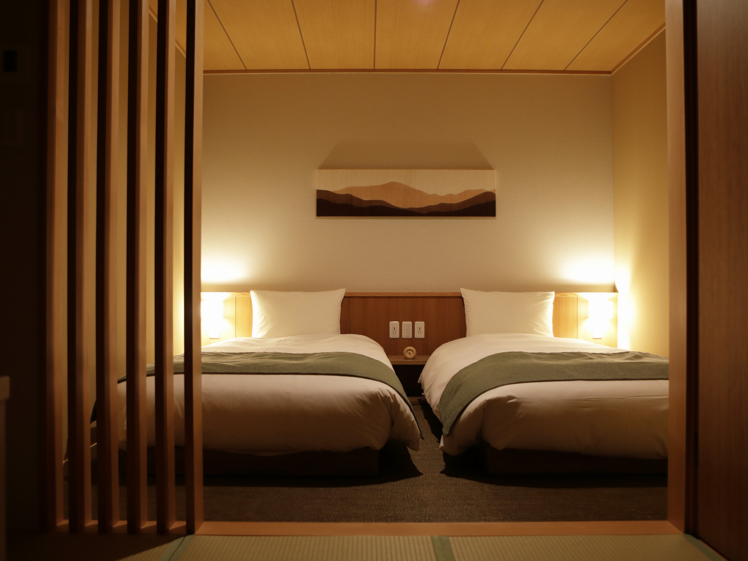 【客室：デラックスツイン】32.2平米　心地良いベッドで旅の疲れを癒してください。