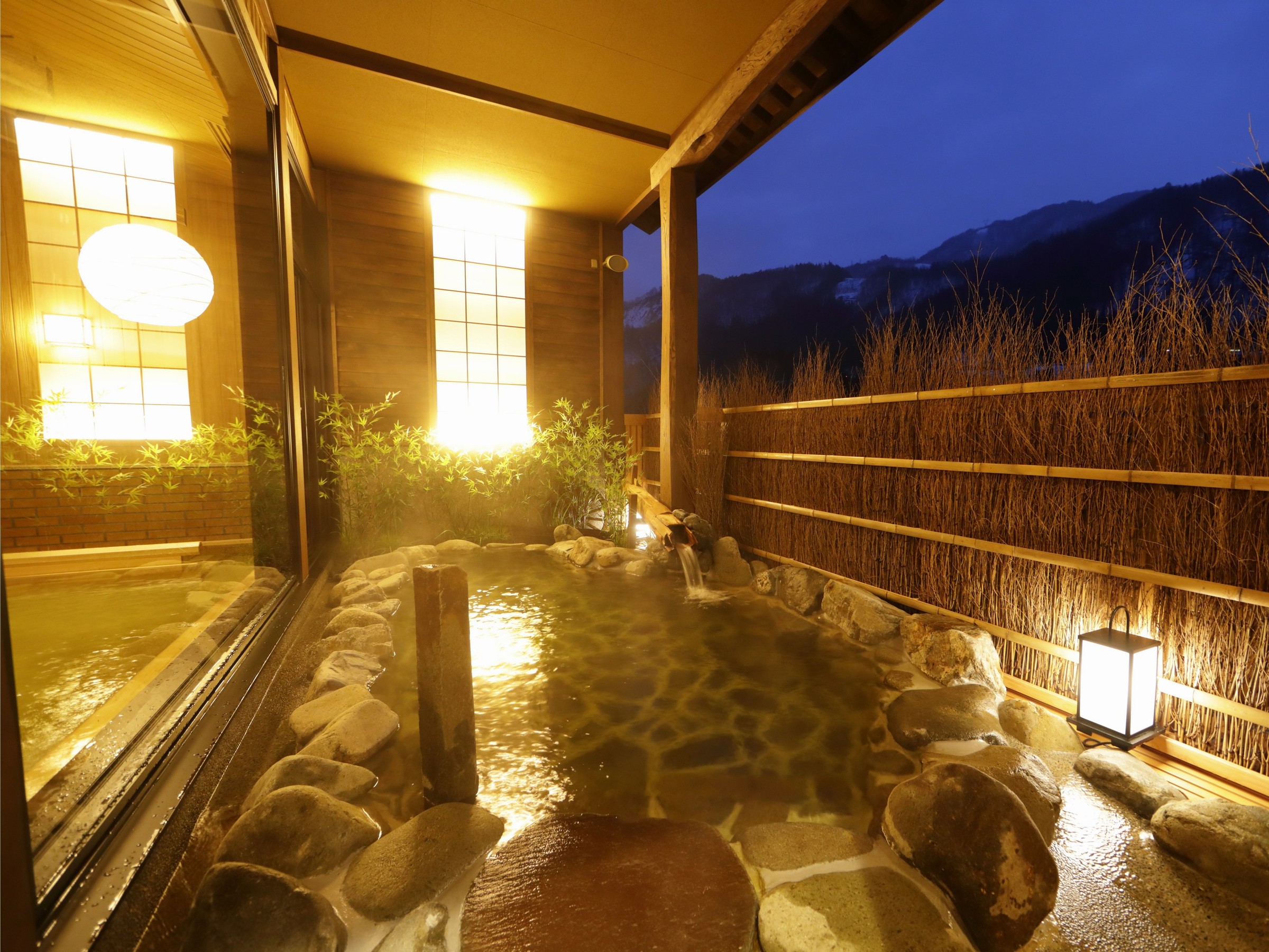 【大浴場:露天風呂】四季折々の自然を感じる温泉露天風呂