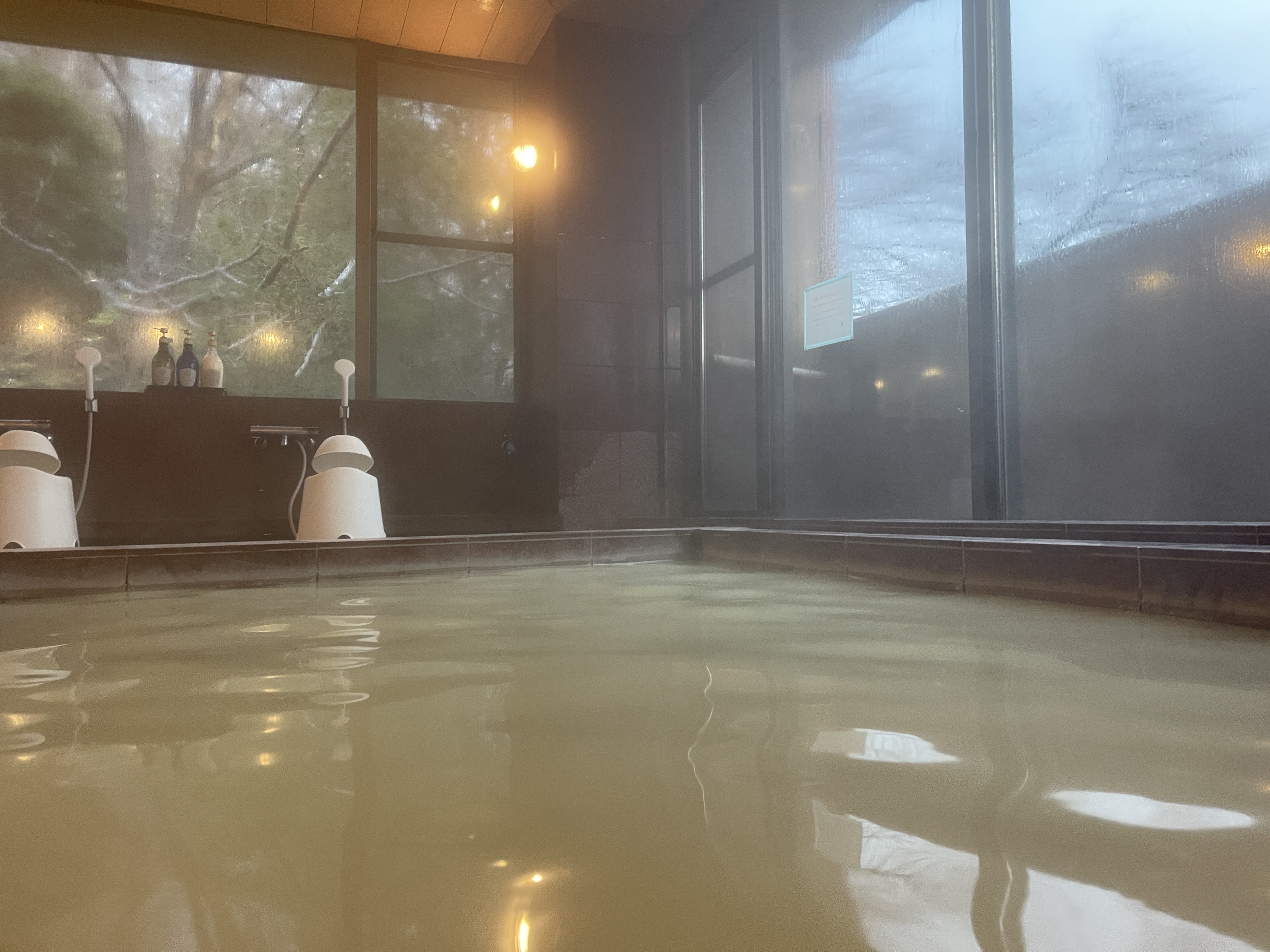 源泉掛け流し　温泉　冬