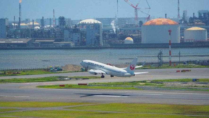 羽田空港より飛び立つ飛行機